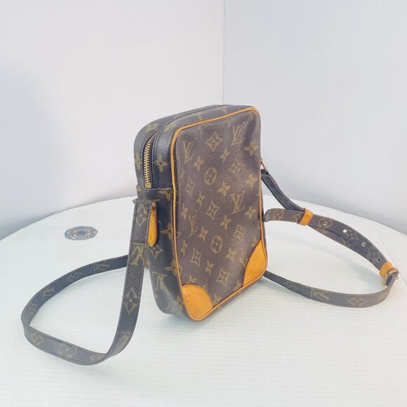 Vintage Louis Vuitton Monogram Crossbody Bag – Iconic Canvas, Timeless Luxury - Picture 9 of 17